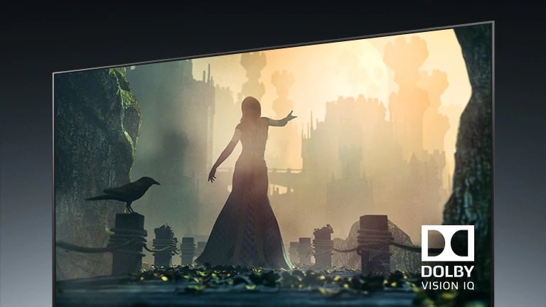 Экран телевизора, на котором женщины в традиционных костюмах танцуют на улице.