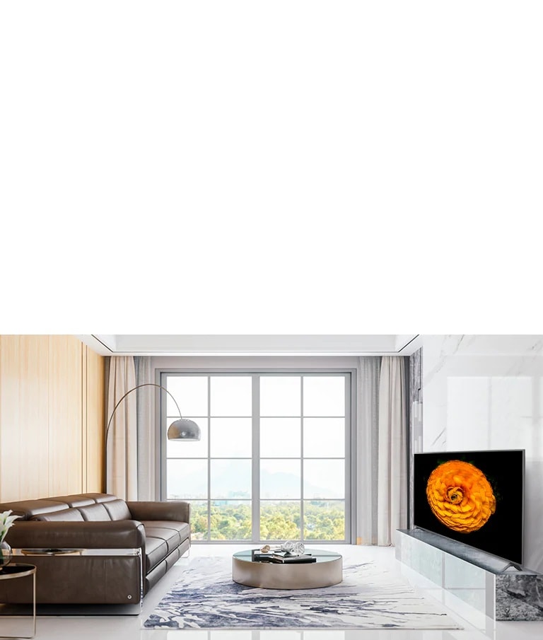 Телевизор LG UHD на стене в гостиной с минималистичным интерьером. На экране телевизора показано изображение цветка.