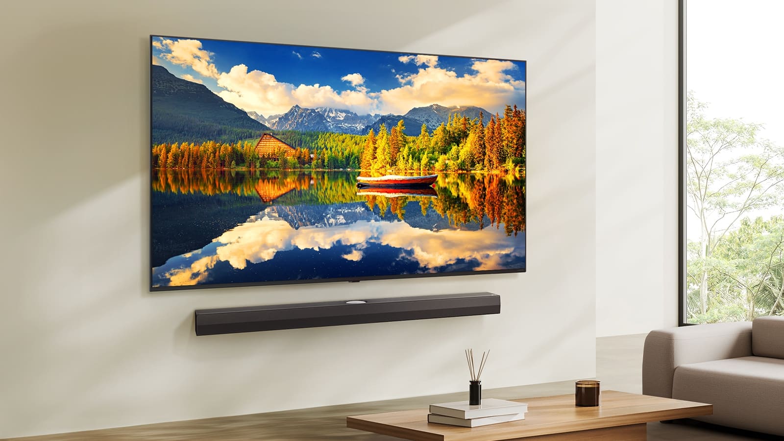 Телевизор LG NanoCell TV, установленный на стене выше звуковой панели LG Soundbar, в современной гостиной. Телевизор LG NanoCell TV отображает яркий, разноцветный фон.