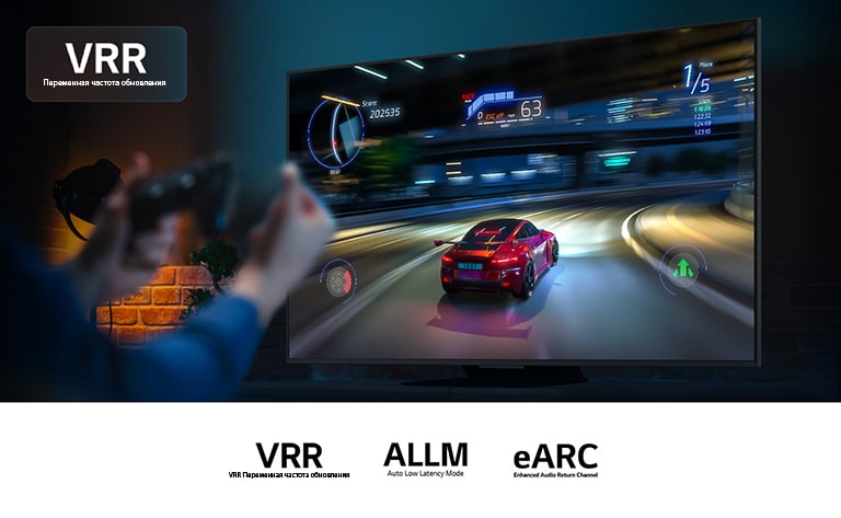 Игровой контроллер в руках перед экраном с видеоигрой автомобильной гонки. Логотип VRR в левом верхнем углу. Представлены логотип GeForce Now и другие сертификаты.