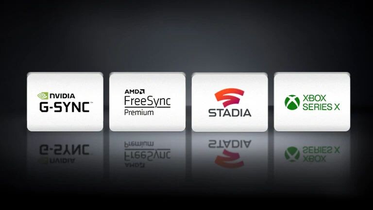 Горизонтально расположенные логотипы NVIDIA G-SYNC, AMD FreeSync и XBOX SEREIS X на черном фоне.