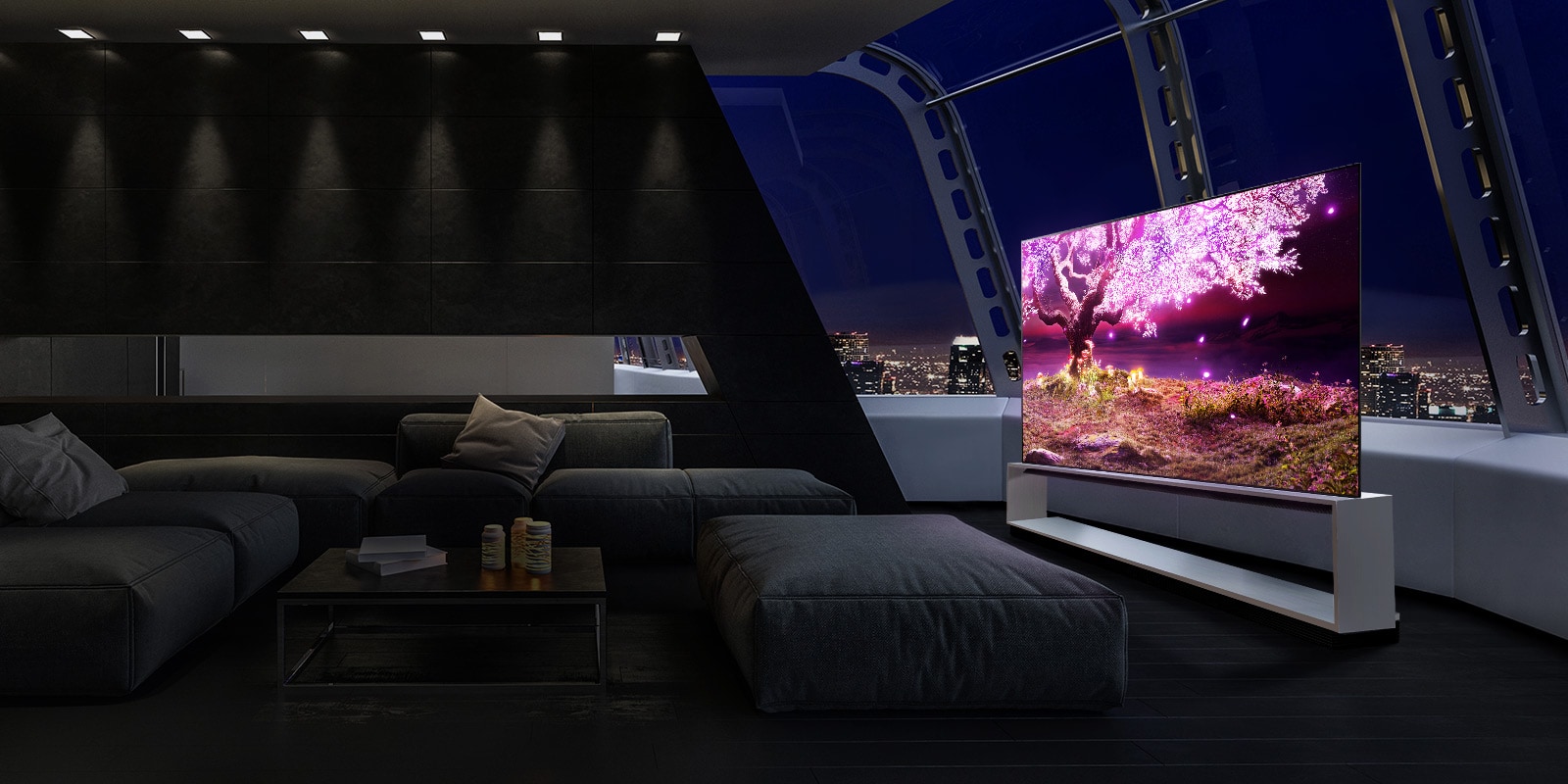 Телевизор на стойке в современном интерьере, на экране которого демонстрируется дерево на темном фоне, излучающее фиолетовый свет