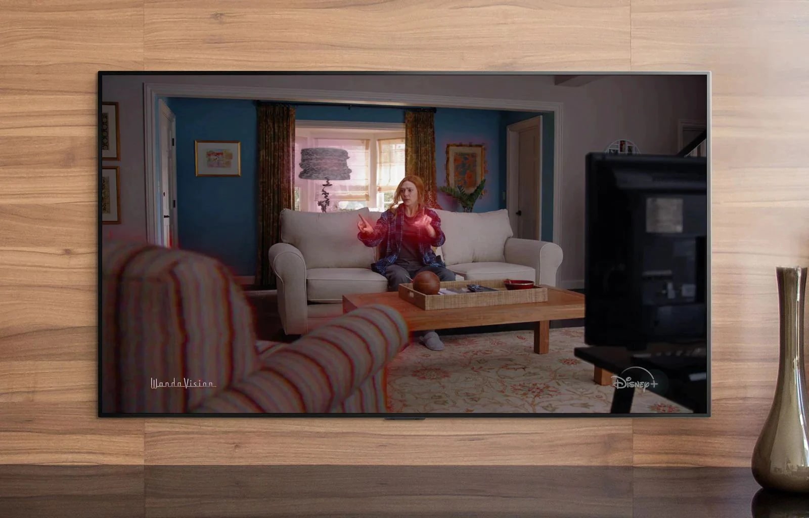 Экран телевизора с трейлером Marvel WandaVision на Disney+ (просмотр видео)