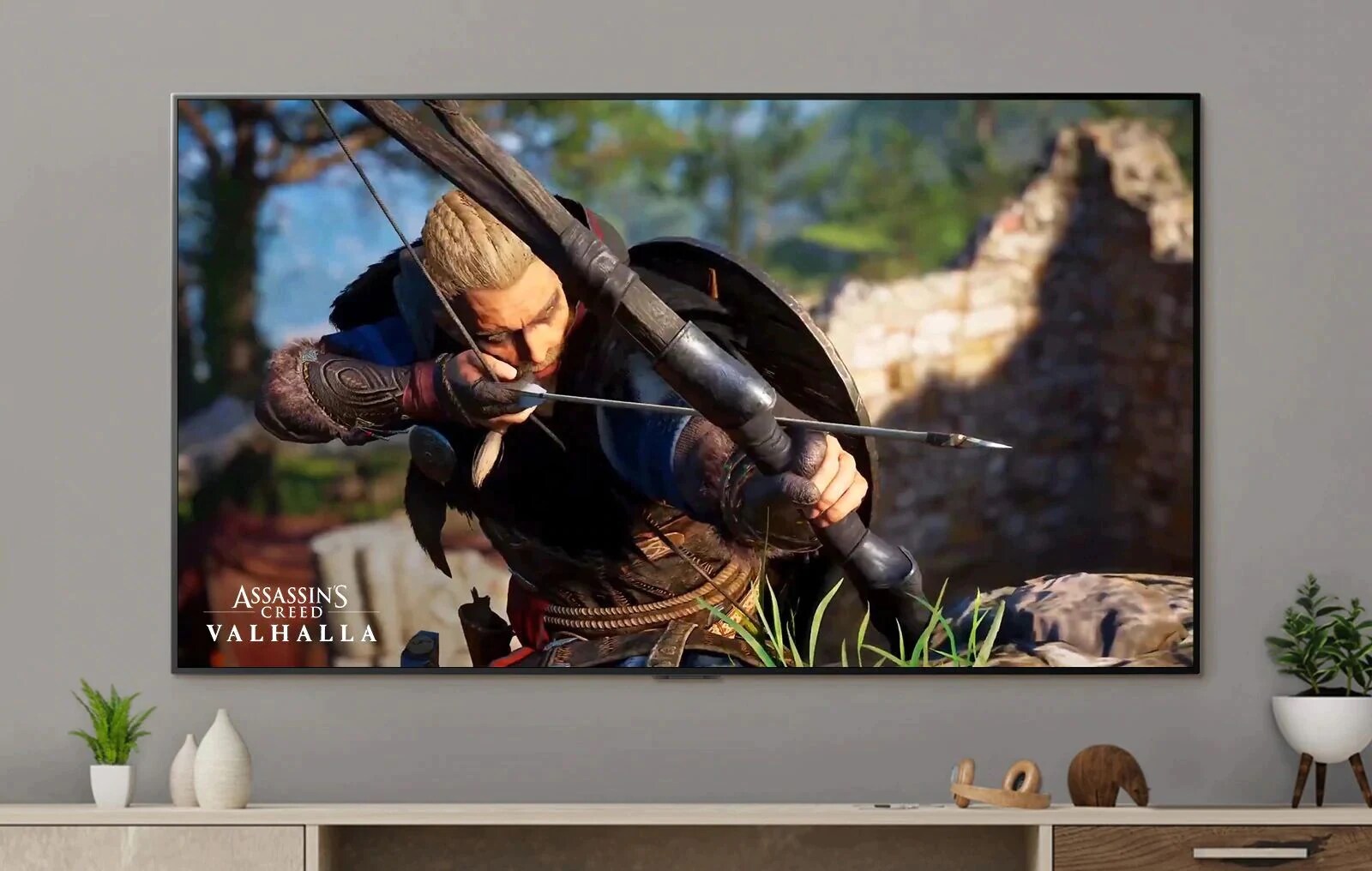 Видео игры Assassin’s Creed Valhalla, демонстрируемое на экране телевизора.