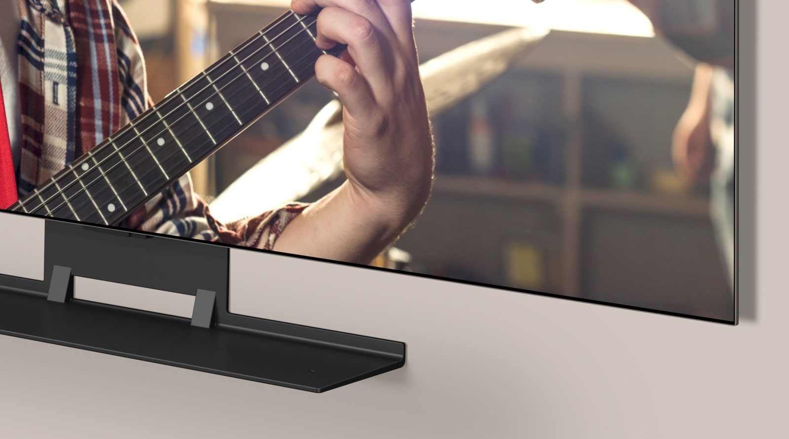 Телевизор LG OLED TV и кронштейн Synergy показаны в угловом виде снизу. Звуковая панель LG Soundbar вставляется в кронштейн Synergy.