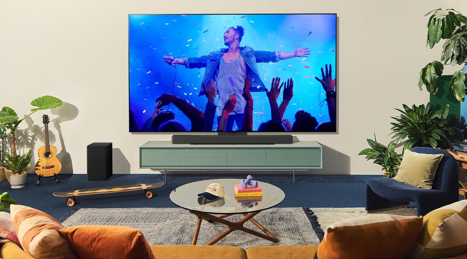 В современном доме телевизор LG OLED TV и звуковая панель сочетаются с помощью кронштейна Synergy.