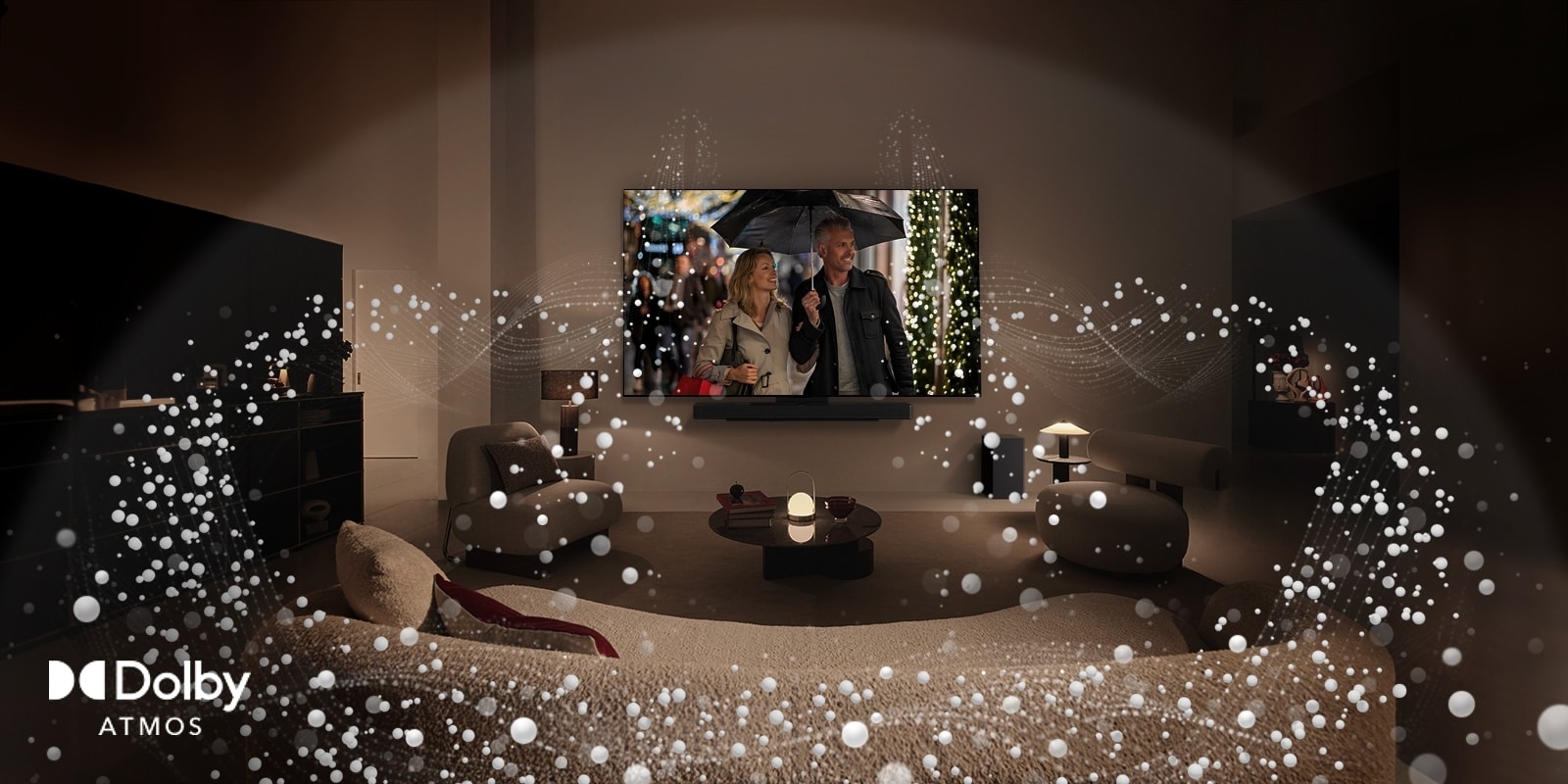 Уютное, слегка освещенное жилое пространство, на экране телевизора LG OLED TV демонстрируется пара, использующая зонт, а яркая графика в виде кругов окружает комнату. Logo технологии Dolby Atmos в левом нижнем углу.