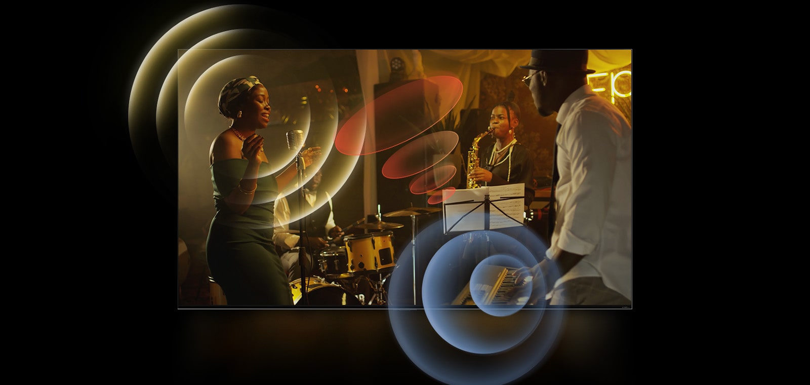На экране телевизора LG TV демонстрируется выступление музыкантов с яркой круговой графикой вокруг пространства.