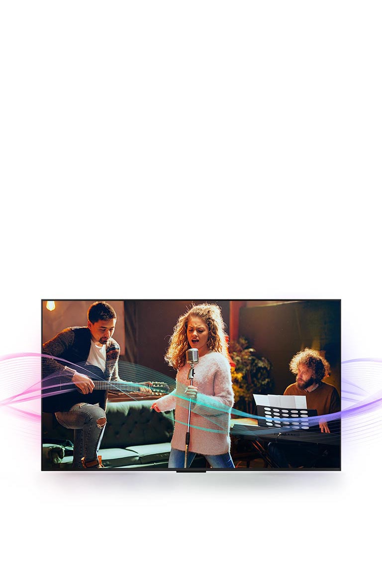 На изображении мужчина играет на гитаре, женщина поет в микрофон, а другой мужчина играет на пианино. Вокруг них показаны звуковые волны, демонстрирующие распространение звука и то, как технология AI Clear Sound улучшает качество звучания.