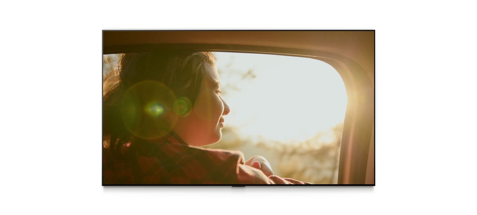 LG QNED evo AI Mini LED QNED8M показывает фильмовую сцену с человеком в машине, затем появляется спортивное оповещение о футбольном матче со счетом в реальном времени, и при нажатии происходит переключение на прямую трансляцию игры.