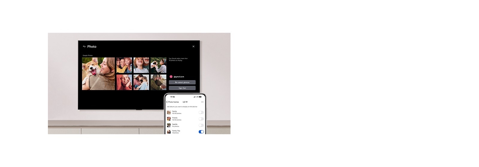 На экране LG QNED evo AI Mini LED QNED8M отображается сетка семейных снимков из Google Фото, а на телефоне показан список альбомов с включенным альбомом «Семейное путешествие». 