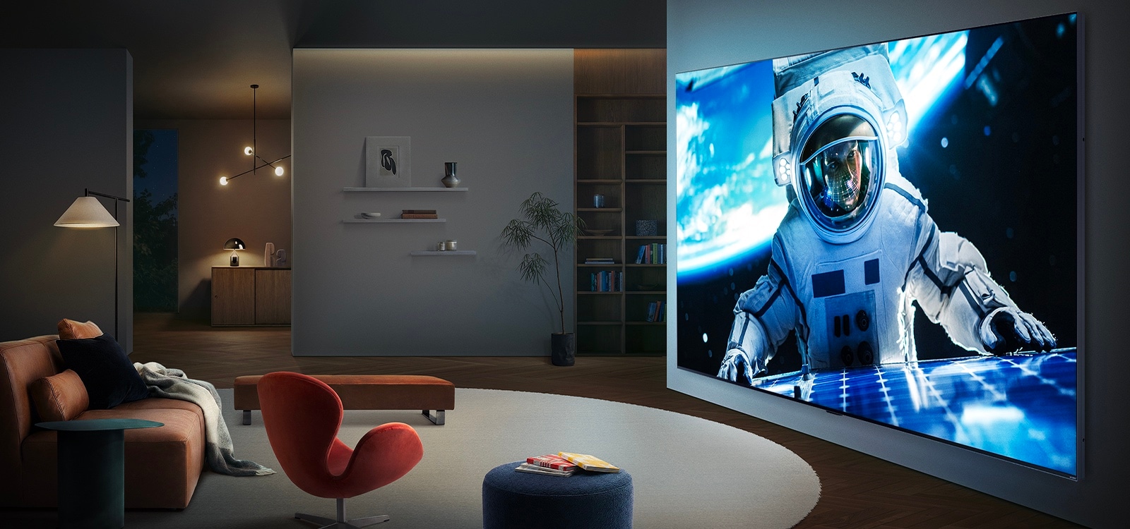 Сверхбольшой телевизор LG QNED evo AI QNED90 Mini LED закреплен на стене в современной гостиной, отображая на широком экране крупномасштабную сцену с астронавтом, которая визуально заполняет комнату и создает сильный кинематографический эффект.