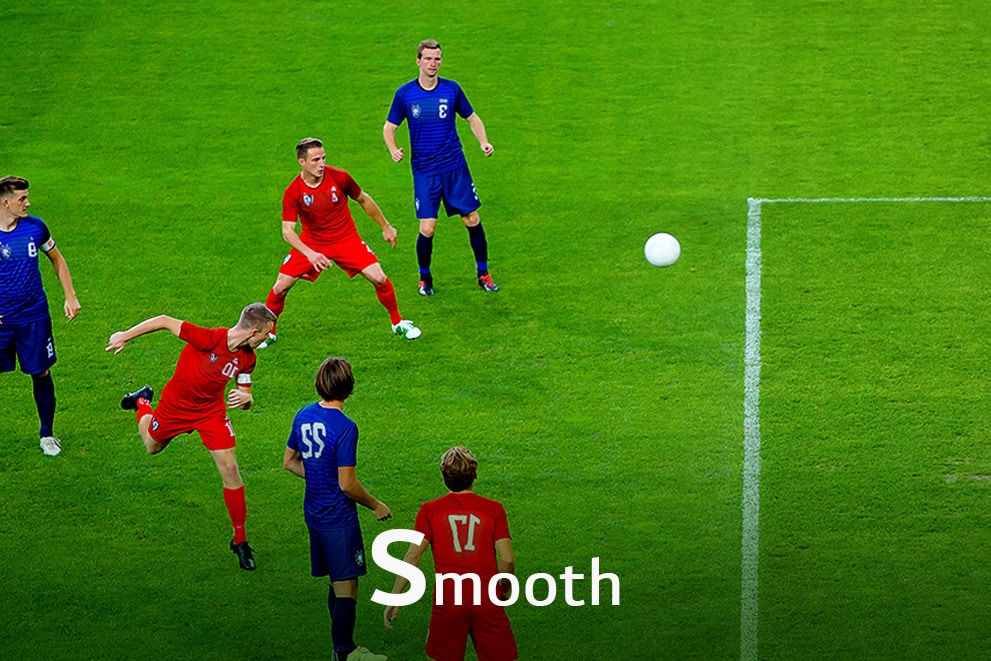 Сцена с шестью играющими футболистами с надписью «Плавный»