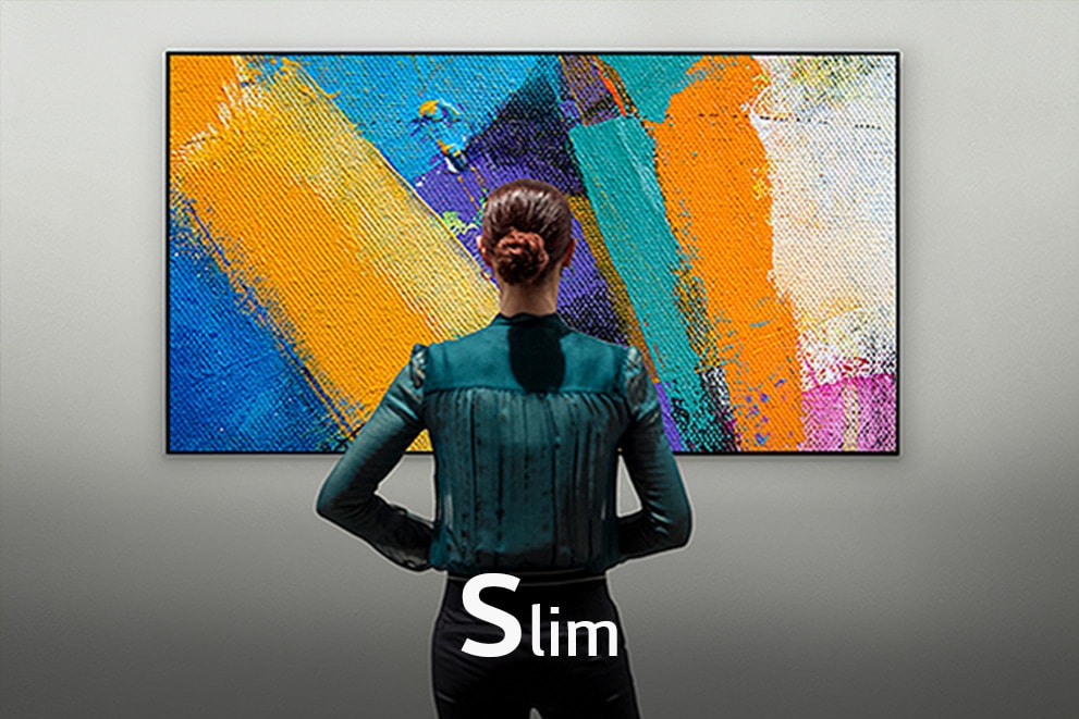 Вид со спины на женщину, смотрящую Gallery Design TV, с надписью «Тонкий»