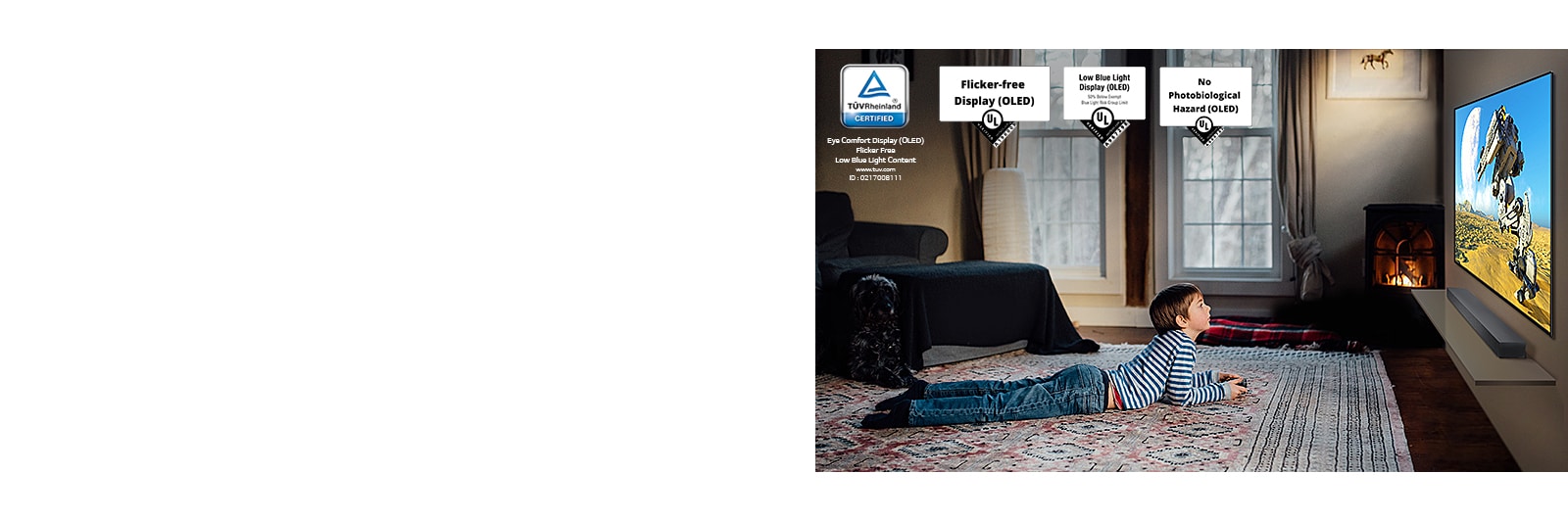 Ребенок лежит на полу, держит в руках джойстик и играет в игру на экране телевизора