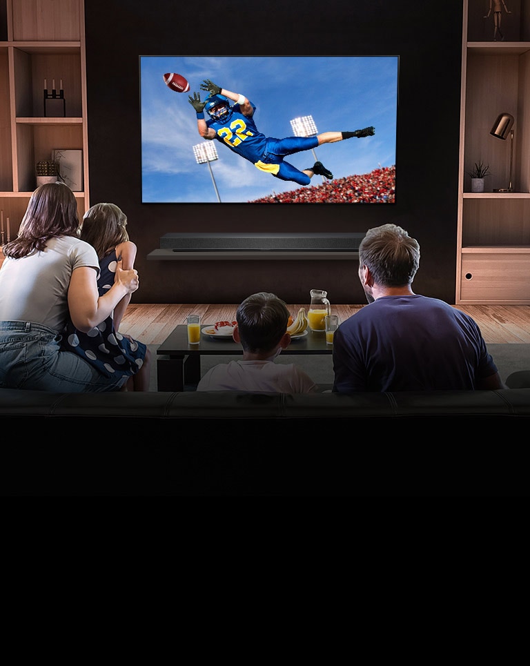 Люди смотрят матч с участием команды Тоттенхэм по телевизору в гостиной