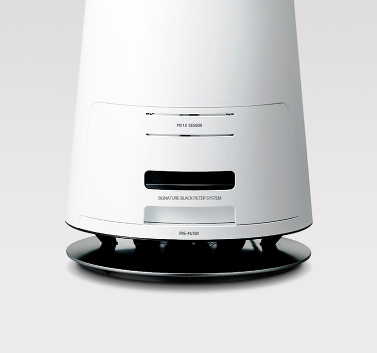Нижняя часть очистителя воздуха LG SIGNATURE с черным фильтром, подсоединенным к уникальной системе фильтрации.