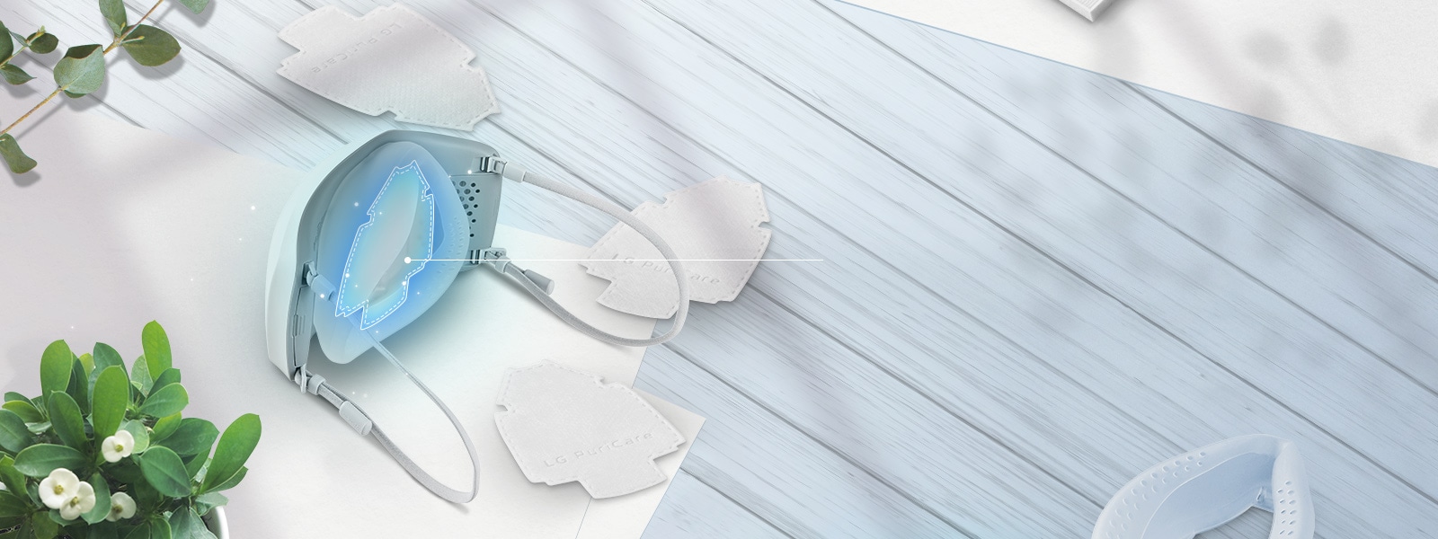 Верх и небольшая внутренняя часть маски показаны с внутренними крышками, разбросанными по столу вокруг нее. Место для размещения внутреннего чехла внутри маски выделено синим цветом.