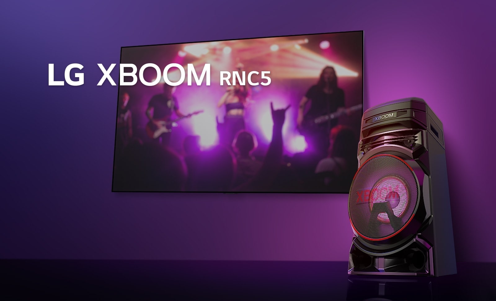 Вид под низким углом на правую сторону LG XBOOM RNC9 на фиолетовом фоне. Подсветка XBOOM — тоже фиолетовая. А на экране телевизора отображается концертная сцена.