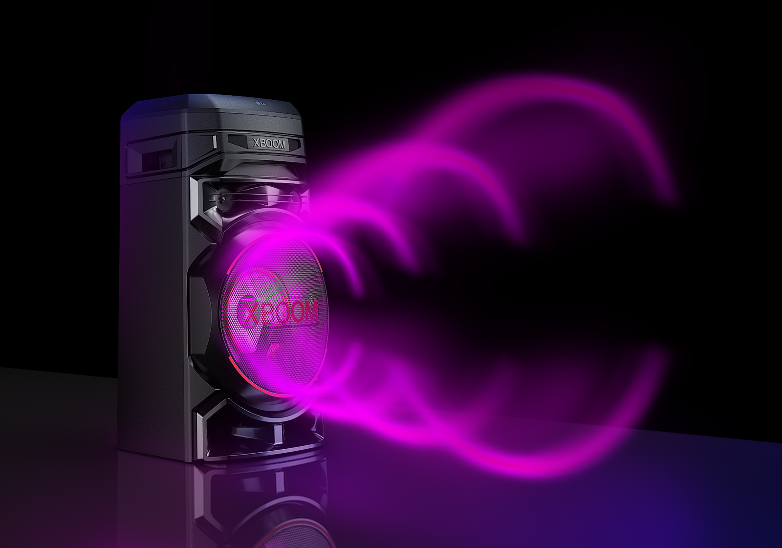 LG XBOOM RNC9 с выдвинутой вперед левой стороной на черном фоне. Фиолетовые круги звуковых волн исходят из динамиков. 