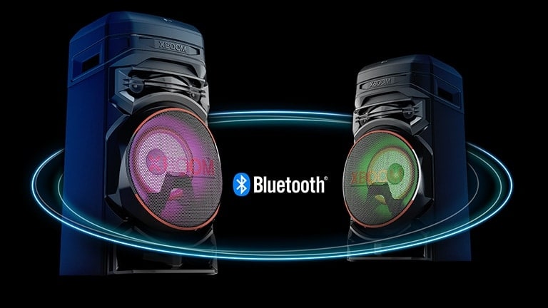 Две системы RNC9 под углом напротив друг друга на черном фоне с логотипом Bluetooth между ними. Динамик одной светиться фиолетовым цветом, а второй — зеленым.