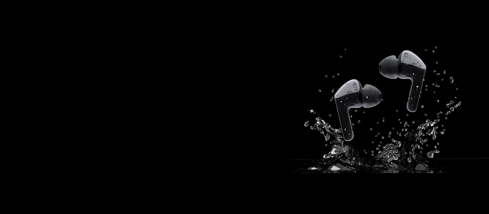 Изображение двух черных наушников в брызгах воды
