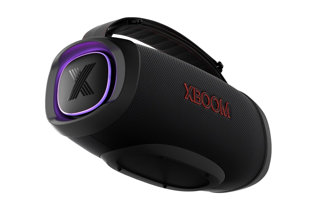 LG XBOOM Go XG8T, Вид снизу под углом с выдвинутой вперед левой стороной. Включена фиолетовая подсветка., XG8T, thumbnail 8