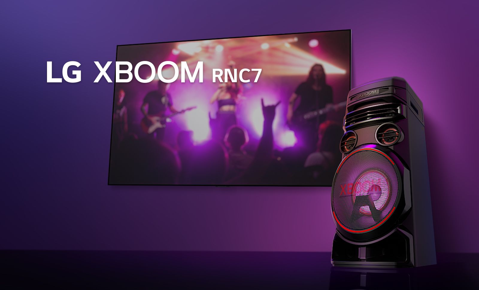 Вид под низким углом на правую сторону LG XBOOM RNC7 на фиолетовом фоне. Подсветка XBOOM — тоже фиолетовая. А на экране телевизора отображается концертная сцена.