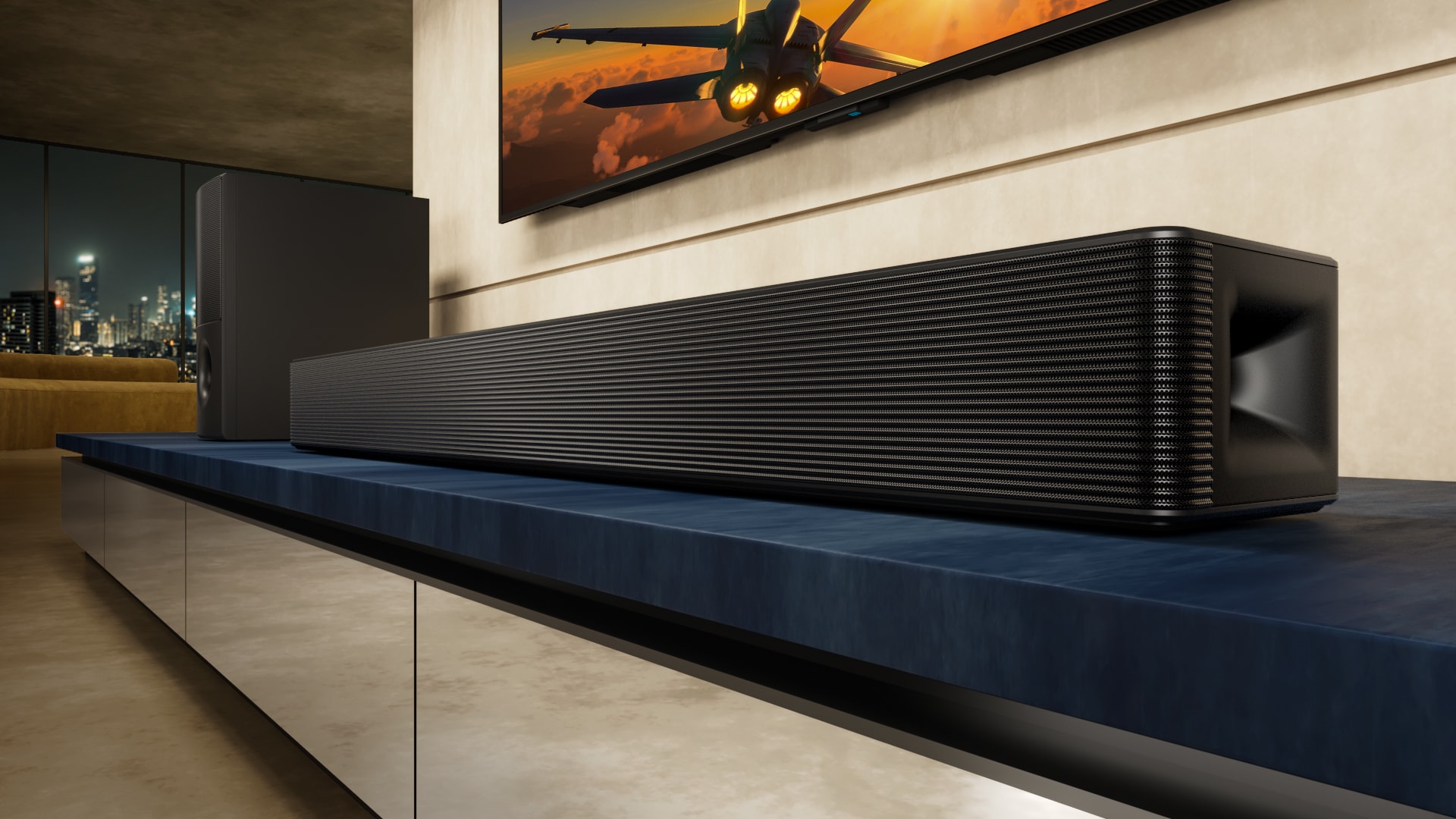 Саундбар LG SH5A и его сабвуфер установлены на синей телевизионной тумбе в гостиной. Над саундбаром частично видно изображение телевизора с самолётом.