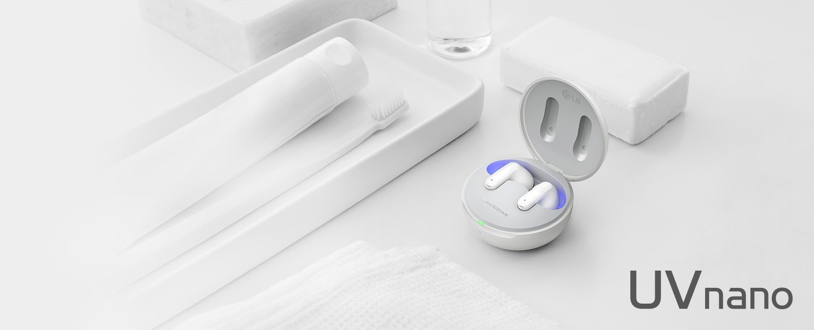 Изображение наушников TONE Free рядом с предметами, символизирующими чистоту (мыло, зубная щетка и паста). Изображение содержит текст « Новый взгляд на НАУШНИКИ» и логотип UVnano.