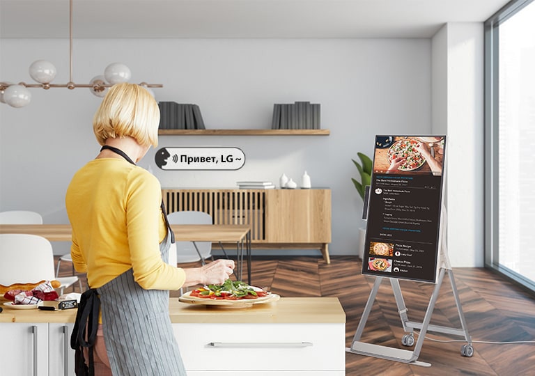 Женщина использует голосовые команды для управления One:Quick Flex во время готовки.