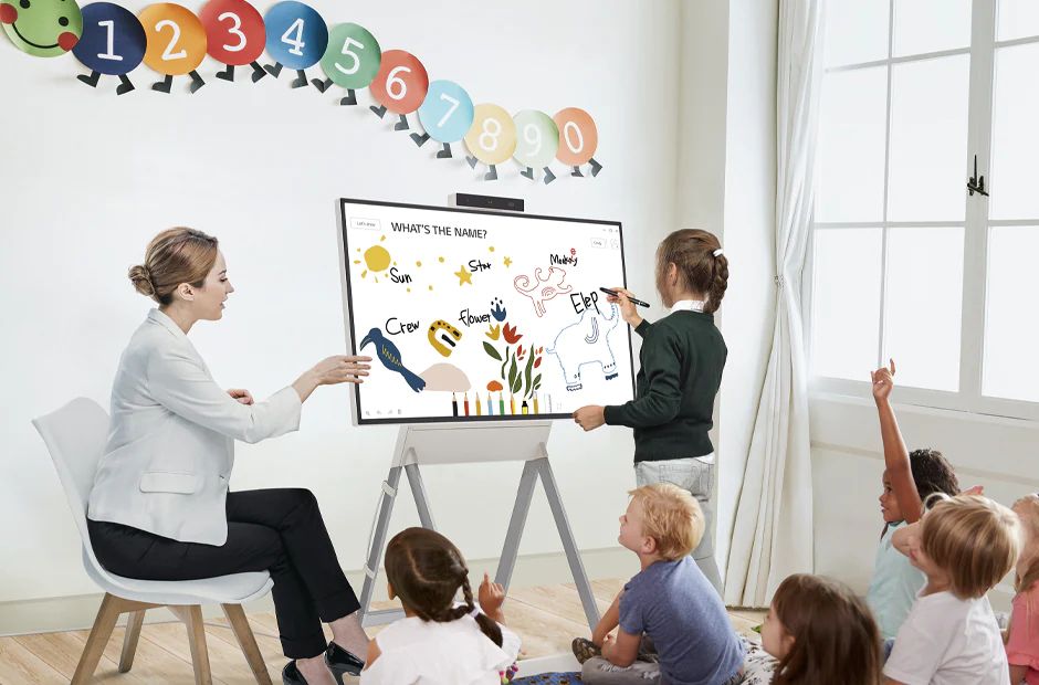 LG One Quick Flex, кабинет врача, телемедицина, совместное рабочее пространство, дизайнерский офис, палаты в больницах и домах длительного ухода, видеозвонок, работа из дома, детский сад, Дистанционное обучение