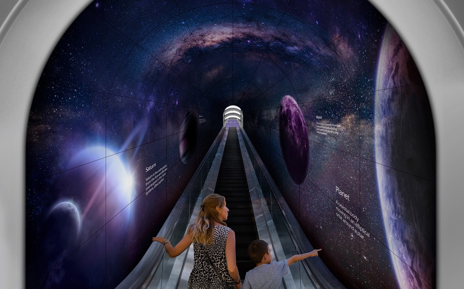 Женщина и ребенок поднимаются на эскалаторе по туннелю из гибкой изогнутой открытой рамки OLED Signage.