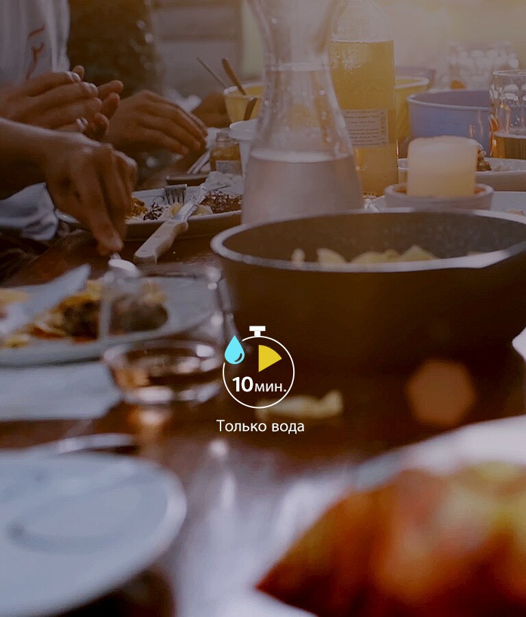 Люди за праздничным столом.