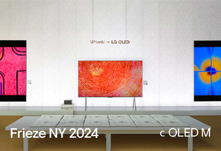Дисплей OLED M с изображенным на нем произведением исксства.