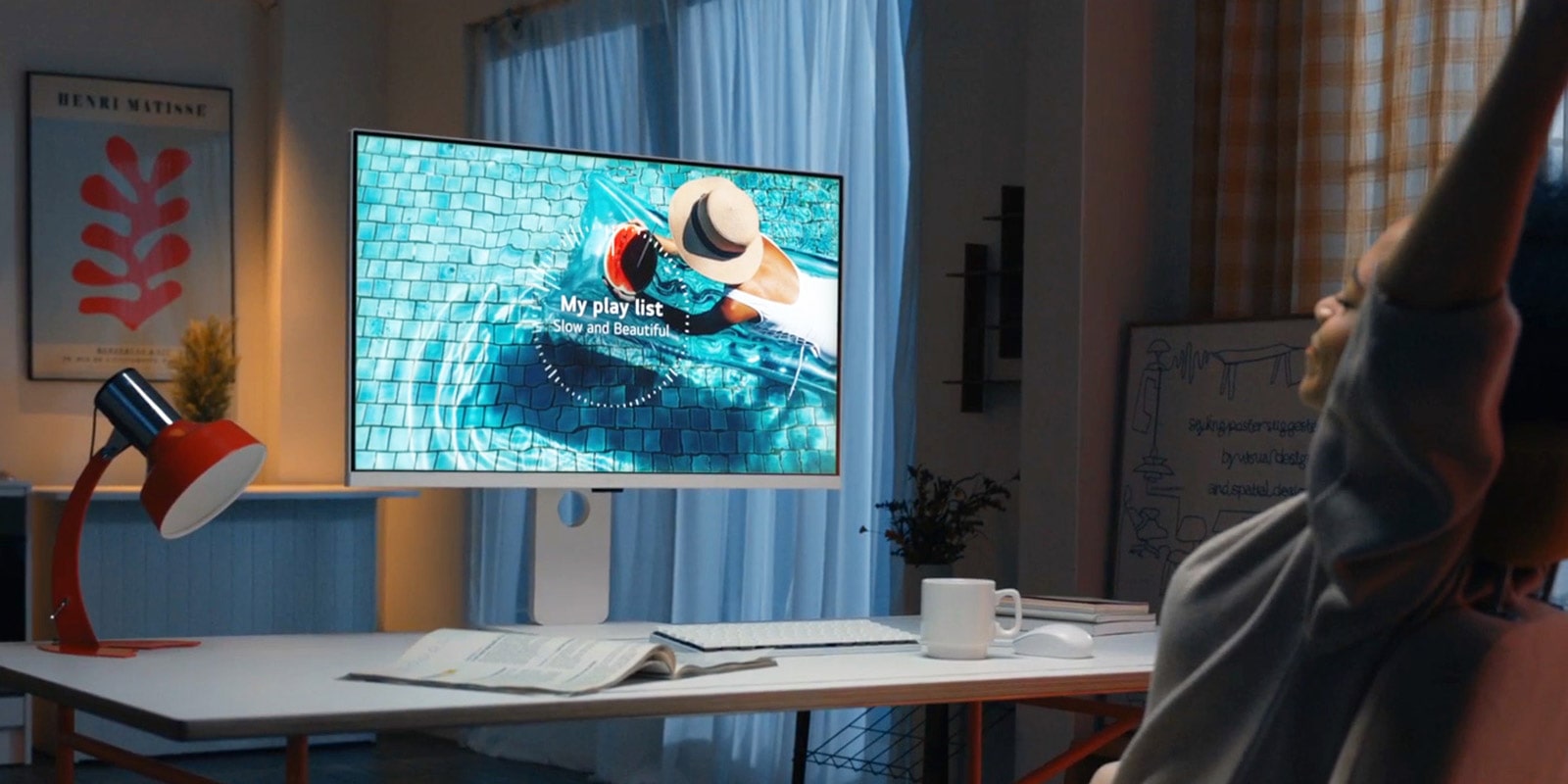 Представляем видео, демонстрирующее основные функции монитора LG MyView Smart Monitor. Пользовательница смотрит стриминговые сервисы с помощью монитора LG MyView Smart Monitor.