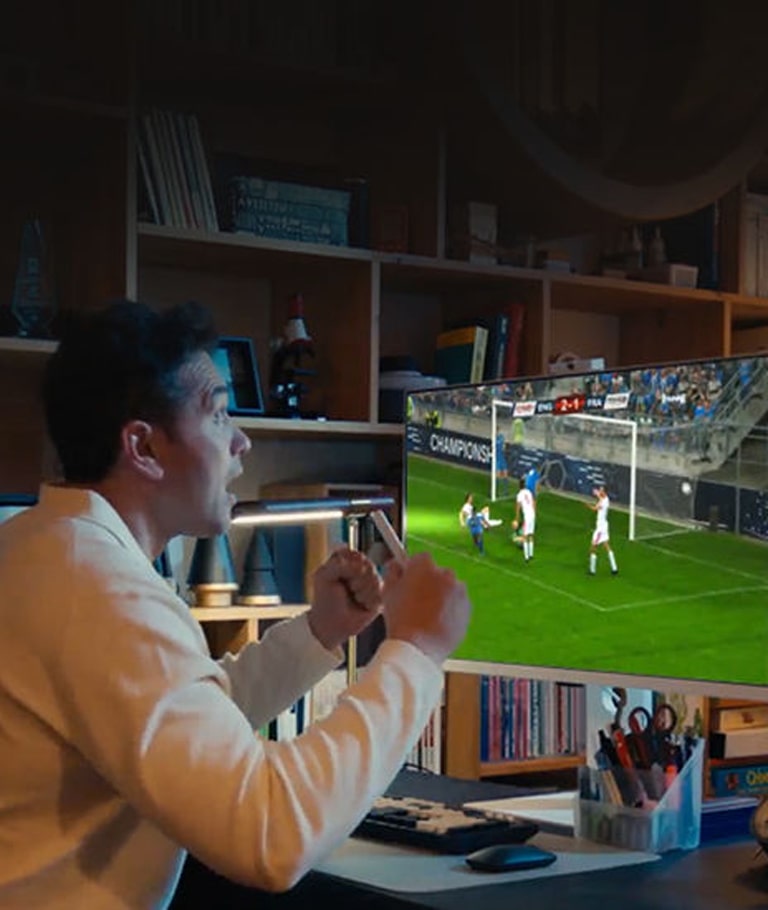 Видео, в котором мужчина наслаждается игрой на своем персональном экране без помех со стороны других членов семьи.