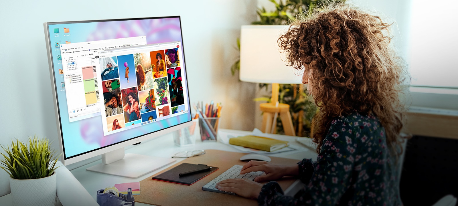 Настройка монитора LG MyView Smart Monitor, размещенного на столе, на комфортный угол на уровне глаз для удобного использования.