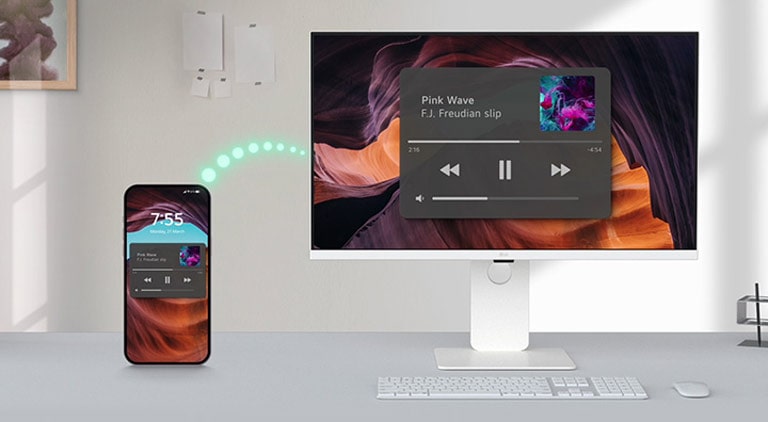 Монитор LG MyView Smart Monitor подключается к различным смарт-устройствам, таким как телефоны и планшеты, беспроводным способом. Экран телефона или планшета четко отображается на мониторе.
