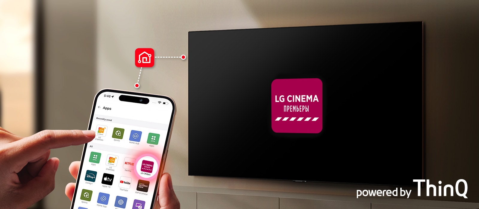 Человек держит смартфон с открытым приложением LG ThinQ перед телевизором LG Smart TV, где представлен логотип Prime Video, иллюстрирующий открывающееся одним касанием приложение в телевизоре с телефона.