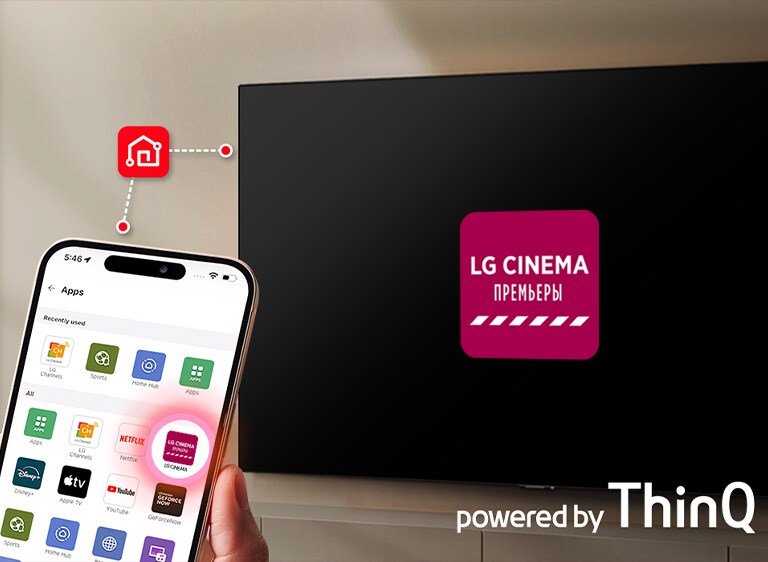 Человек держит смартфон с открытым приложением LG ThinQ перед телевизором LG Smart TV, где представлен логотип Prime Video, иллюстрирующий открывающееся одним касанием приложение в телевизоре с телефона.