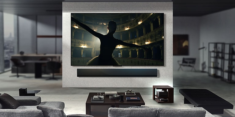 Показаны разные гостиные, каждая с настенным LG True Wireless TV. В каждом из этих пространств настройка аккуратная и организованная. Zero Connect Box аккуратно спрятан под боковым столиком. Контент на экранах отображается с разрешением, похожим на 4K, подчеркивая передачу видео и аудио на 144Hz для разных типов контента, таких как фильмы, музыка и игры.