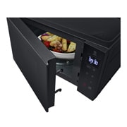LG Микроволновая печь LG MH6032GAS | Гриль | 20 л | Черная, детальный вид с едой, MH6032GAS, thumbnail 6
