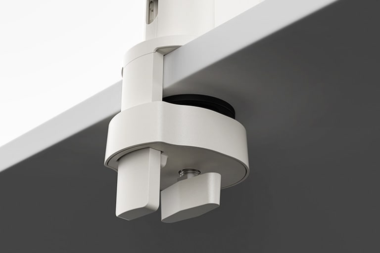 Применение зажимной скобы и изолирующей втулки