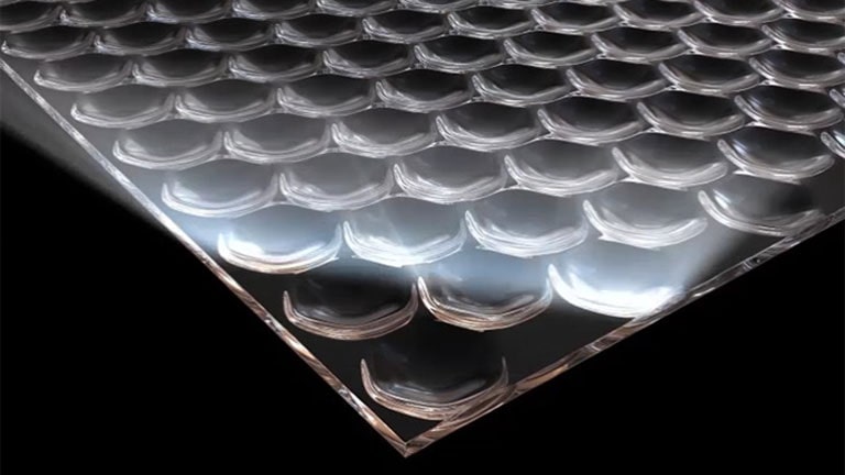 Видео демонстрирует, как дисплей становится ярче по сравнению с обычной технологией OLED благодаря передовой технологии MLA+.