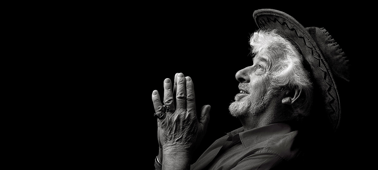 Видео для сравнения демонстрирует глубокие черные цвета и яркий контраст на мониторе LG UltraFine с поддержкой HDR, делая акцент на глубине и четкости изображения.