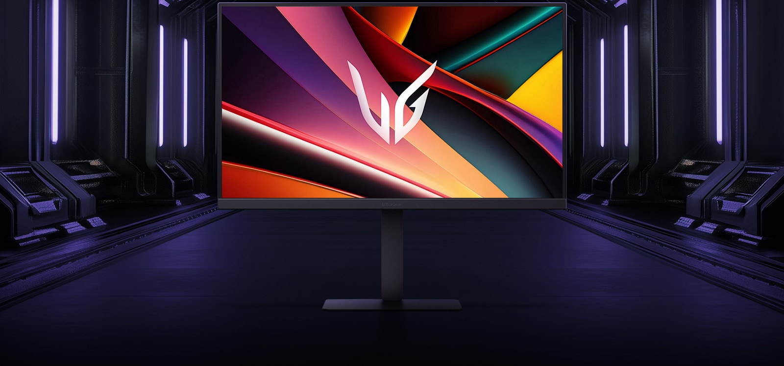 Вид спереди на игровой монитор UltraGear™ 27G640A в футуристическом интерьере с неоновым освещением.	