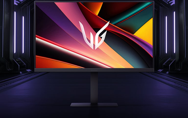 Вид спереди на игровой монитор UltraGear™ 27G640A в футуристическом интерьере с неоновым освещением.	