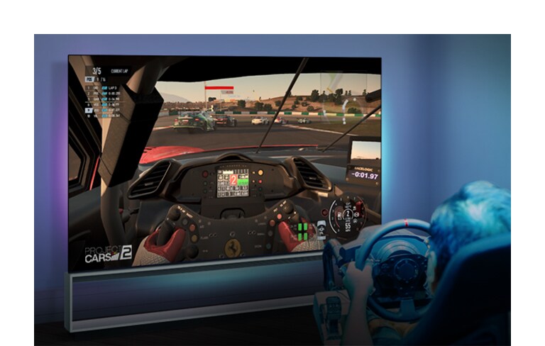 Мужчина играет в гонку на Xbox series X, подключенном к телевизору LG OLED.