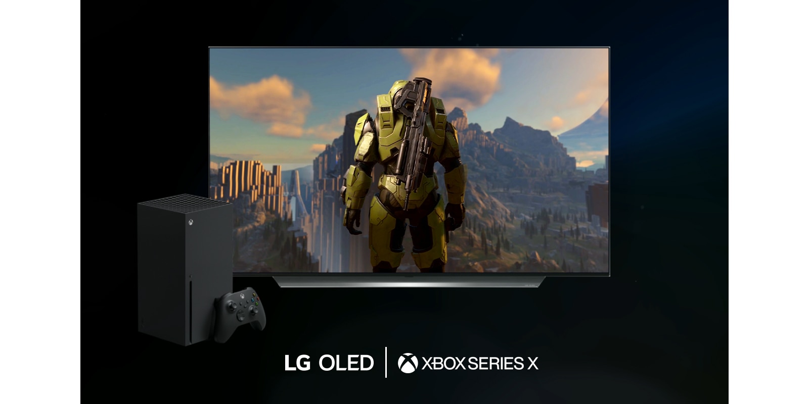 Xbox series X, контроллер и телевизор, на котором показана сцена из игры Halo Infinite на черном фоне.